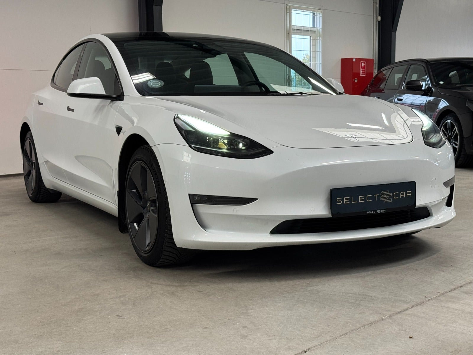 Hvid Tesla Model 3 fra 2021