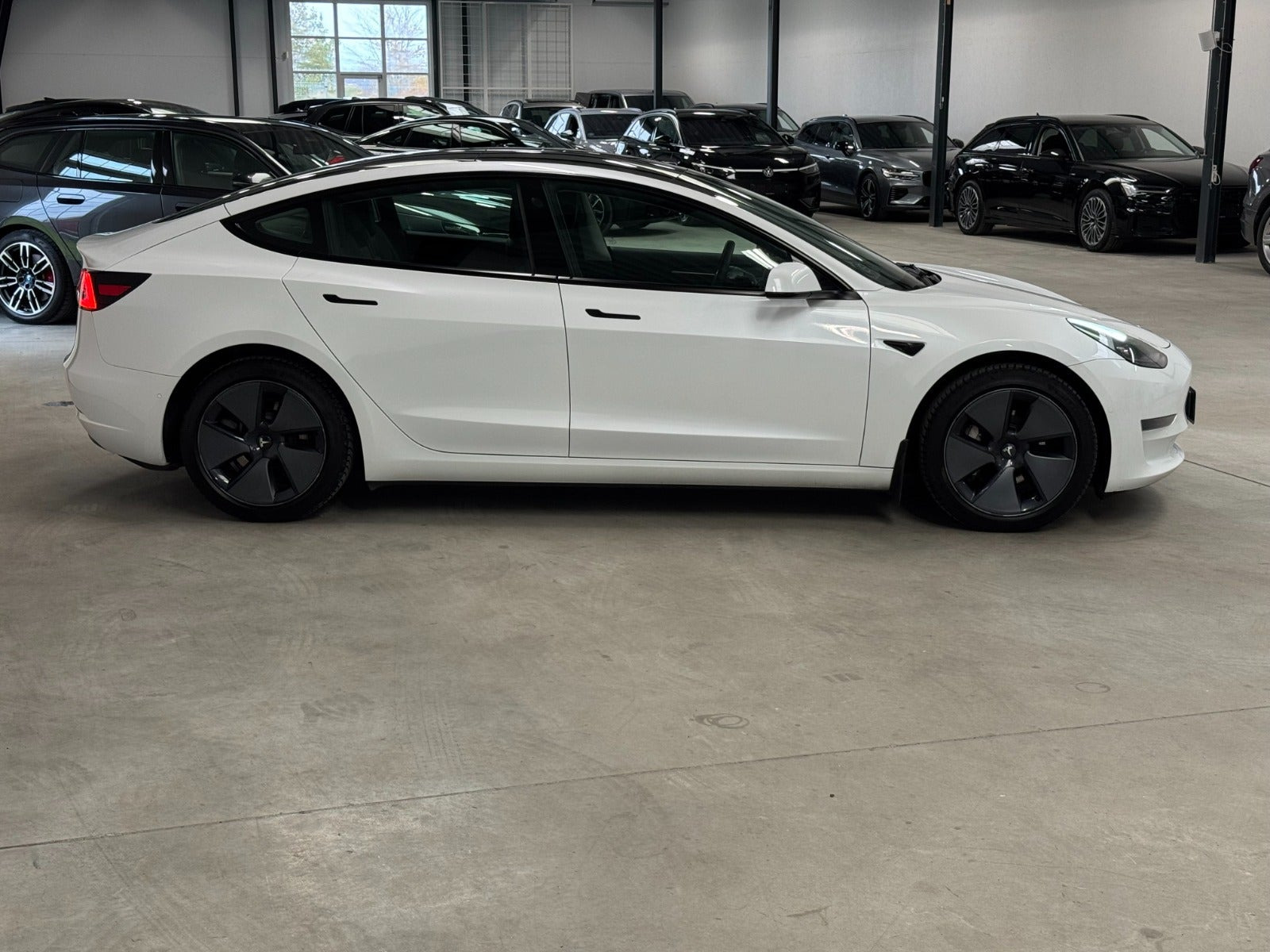 Hvid Tesla Model 3 fra 2021