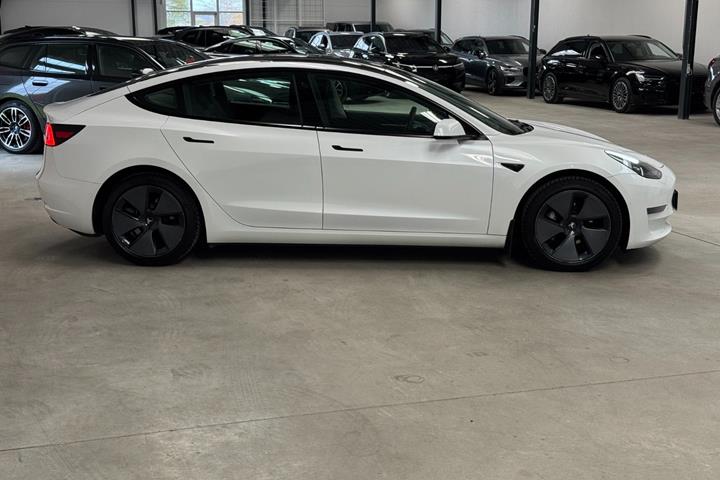 Hvid Tesla Model 3 fra 2021