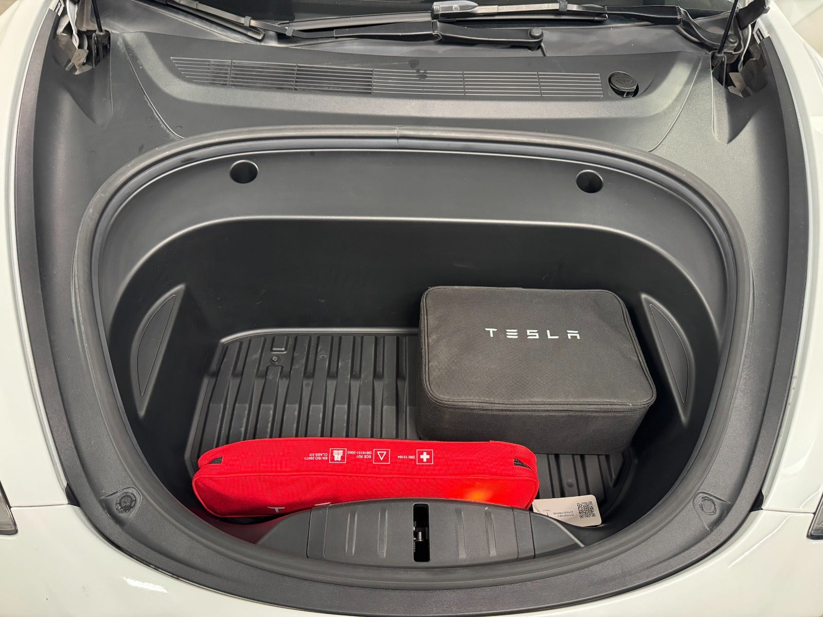 Hvid Tesla Model 3 fra 2021