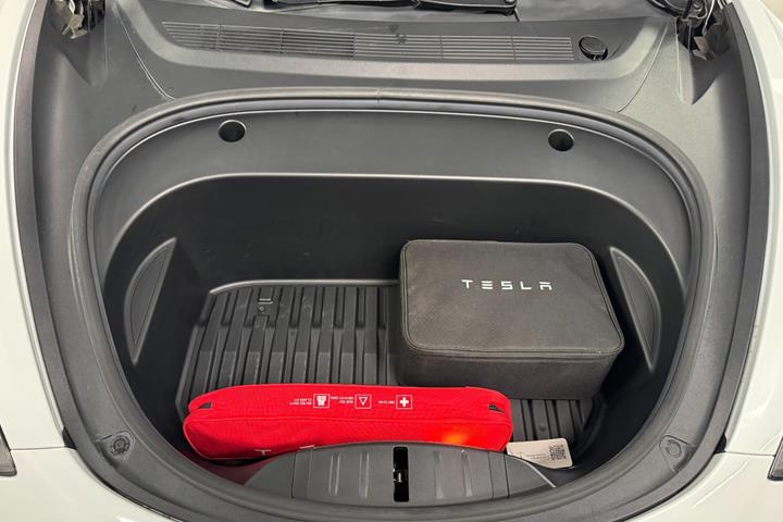 Hvid Tesla Model 3 fra 2021