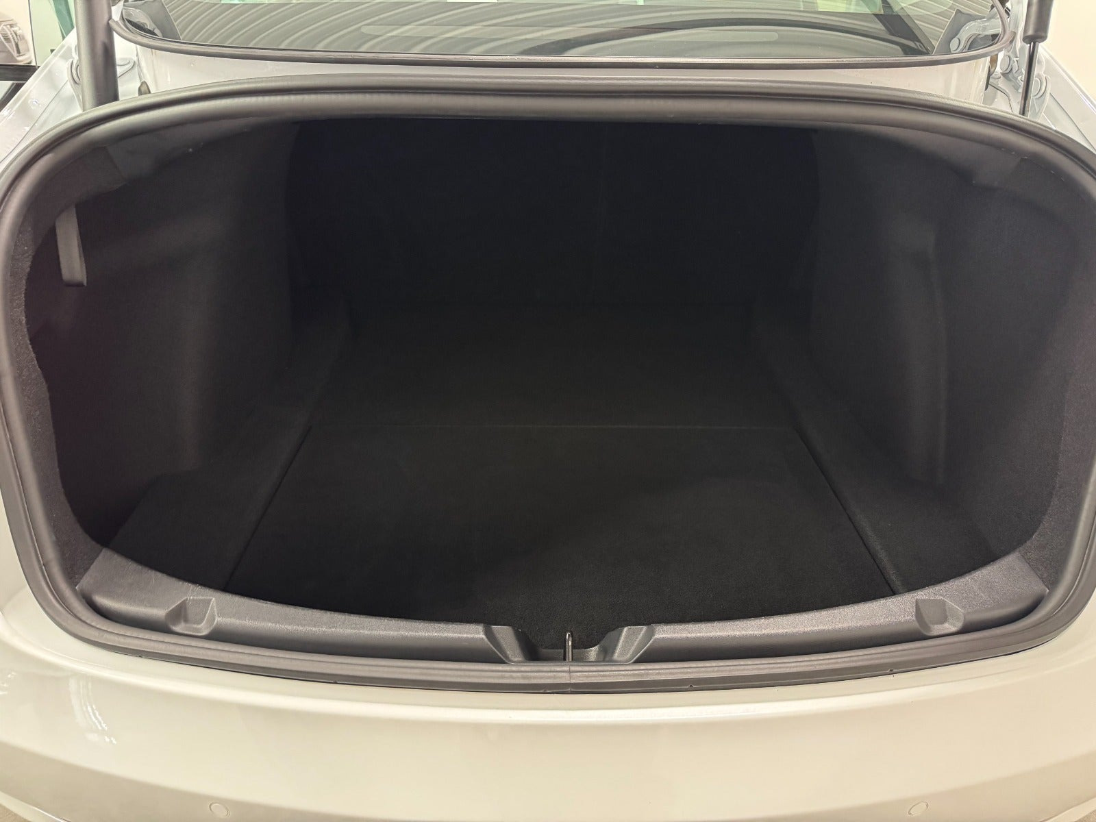 Hvid Tesla Model 3 fra 2021