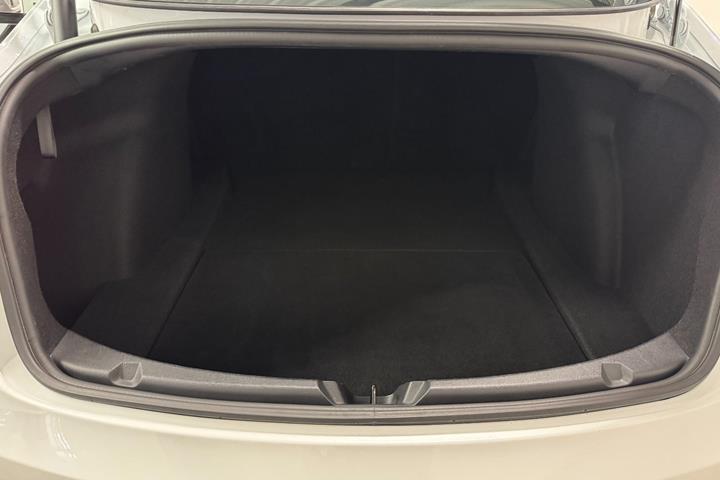 Hvid Tesla Model 3 fra 2021