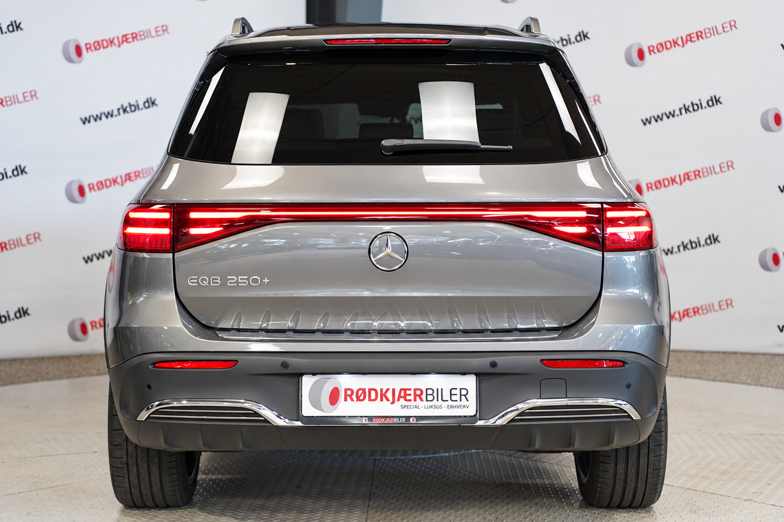 Grå Mercedes EQB250+ fra 2025