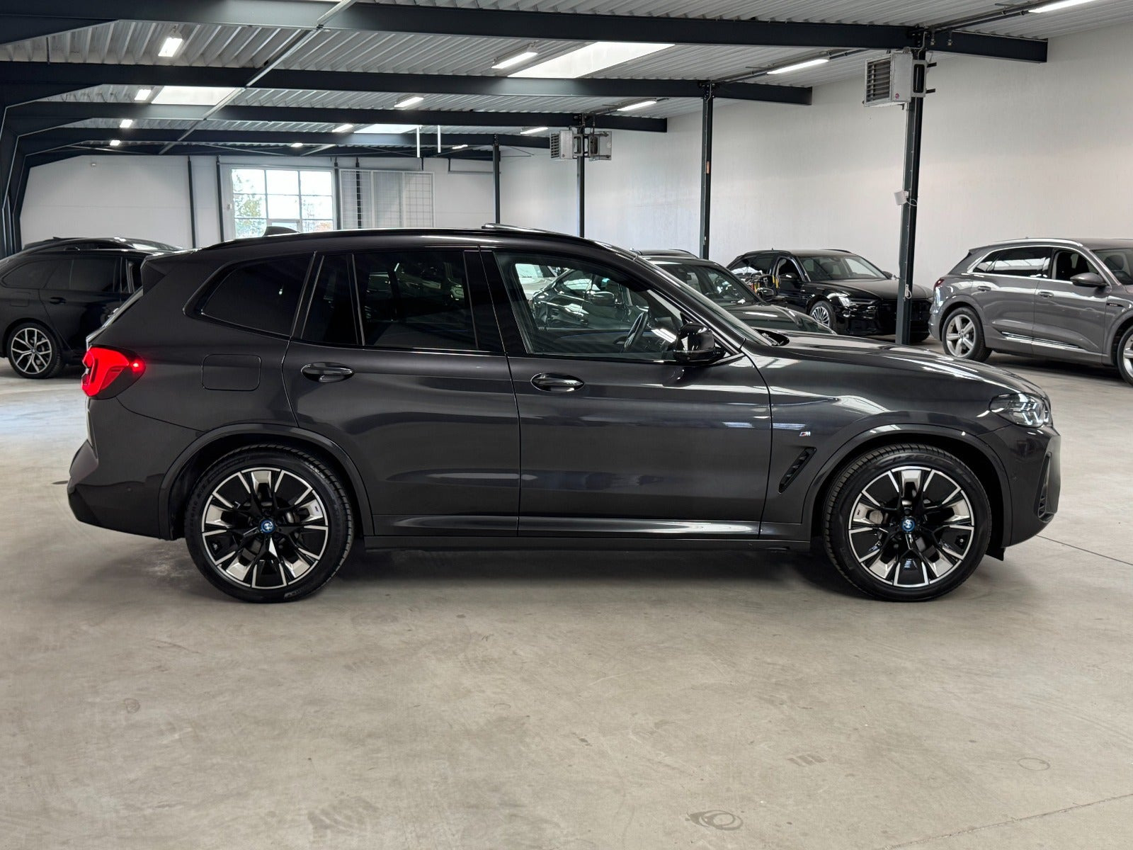 Grå BMW iX3 fra 2023