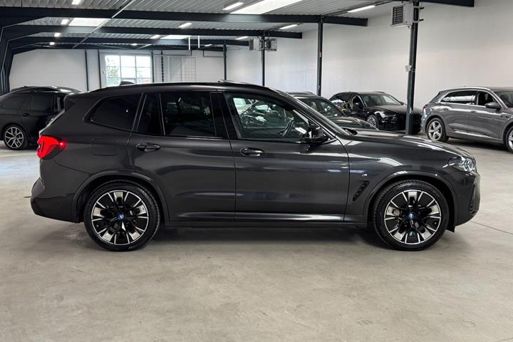 Grå BMW iX3 fra 2023