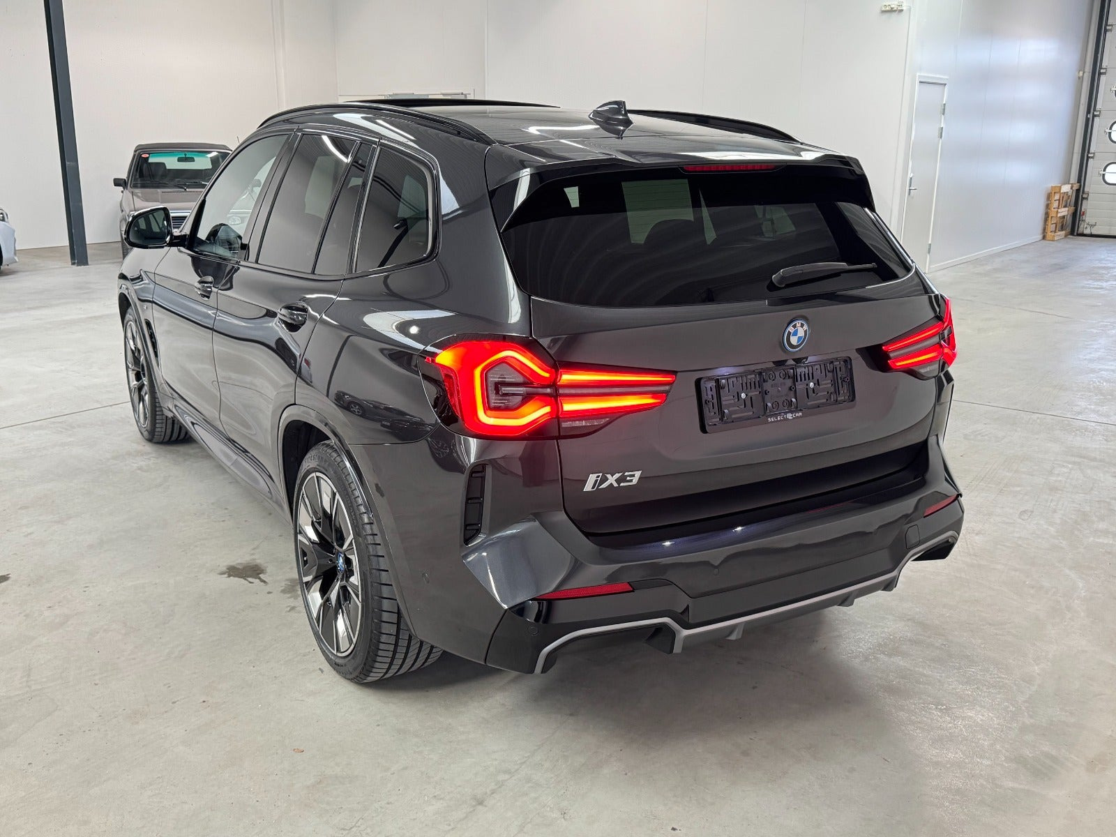 Grå BMW iX3 fra 2023
