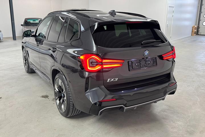 Grå BMW iX3 fra 2023