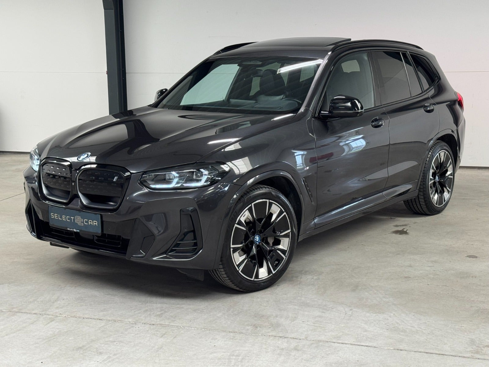 Grå BMW iX3 fra 2023