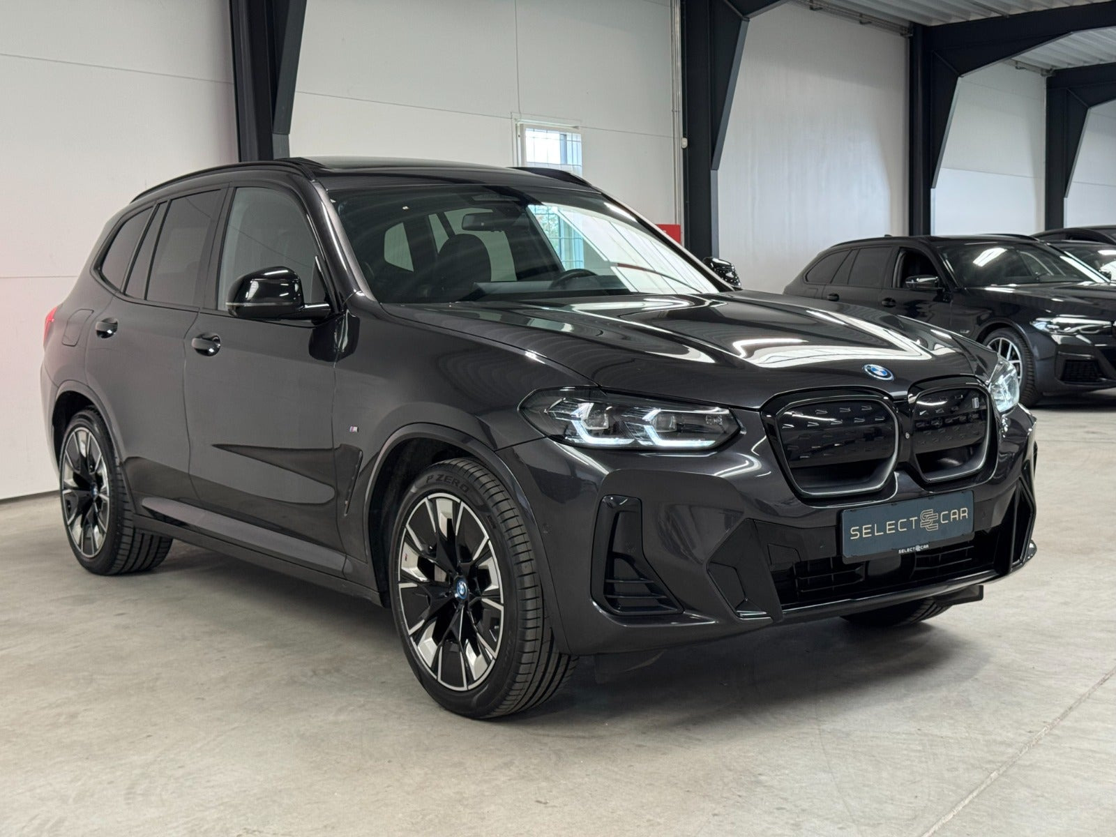 Grå BMW iX3 fra 2023