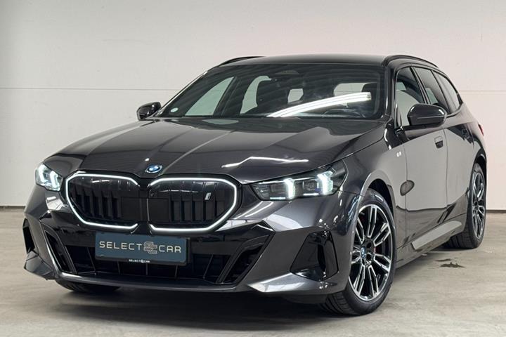 Grå BMW i5 fra 2025