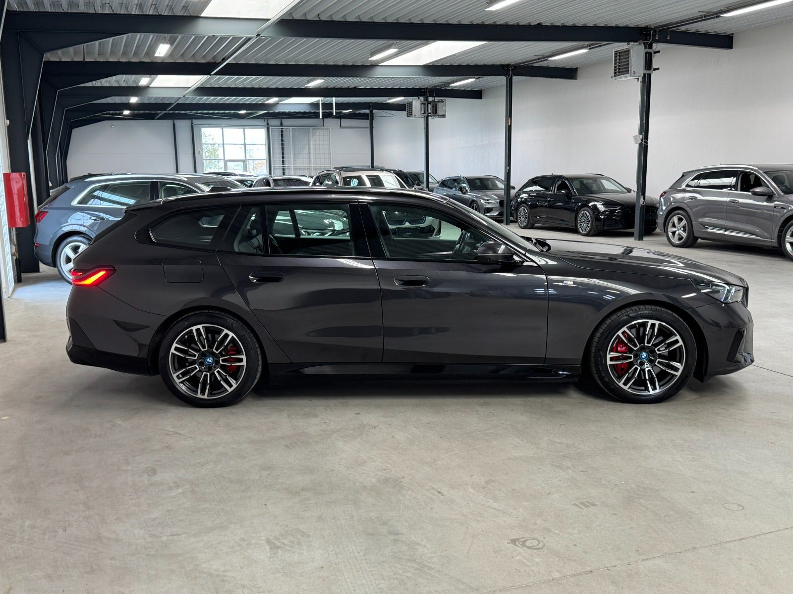Grå BMW i5 fra 2025