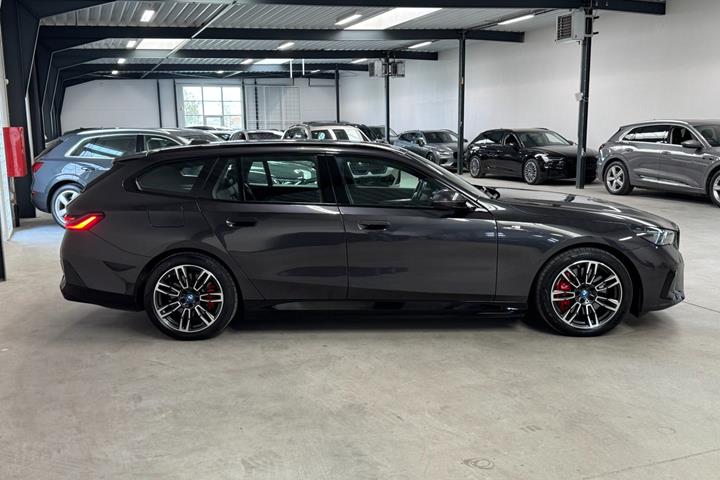 Grå BMW i5 fra 2025