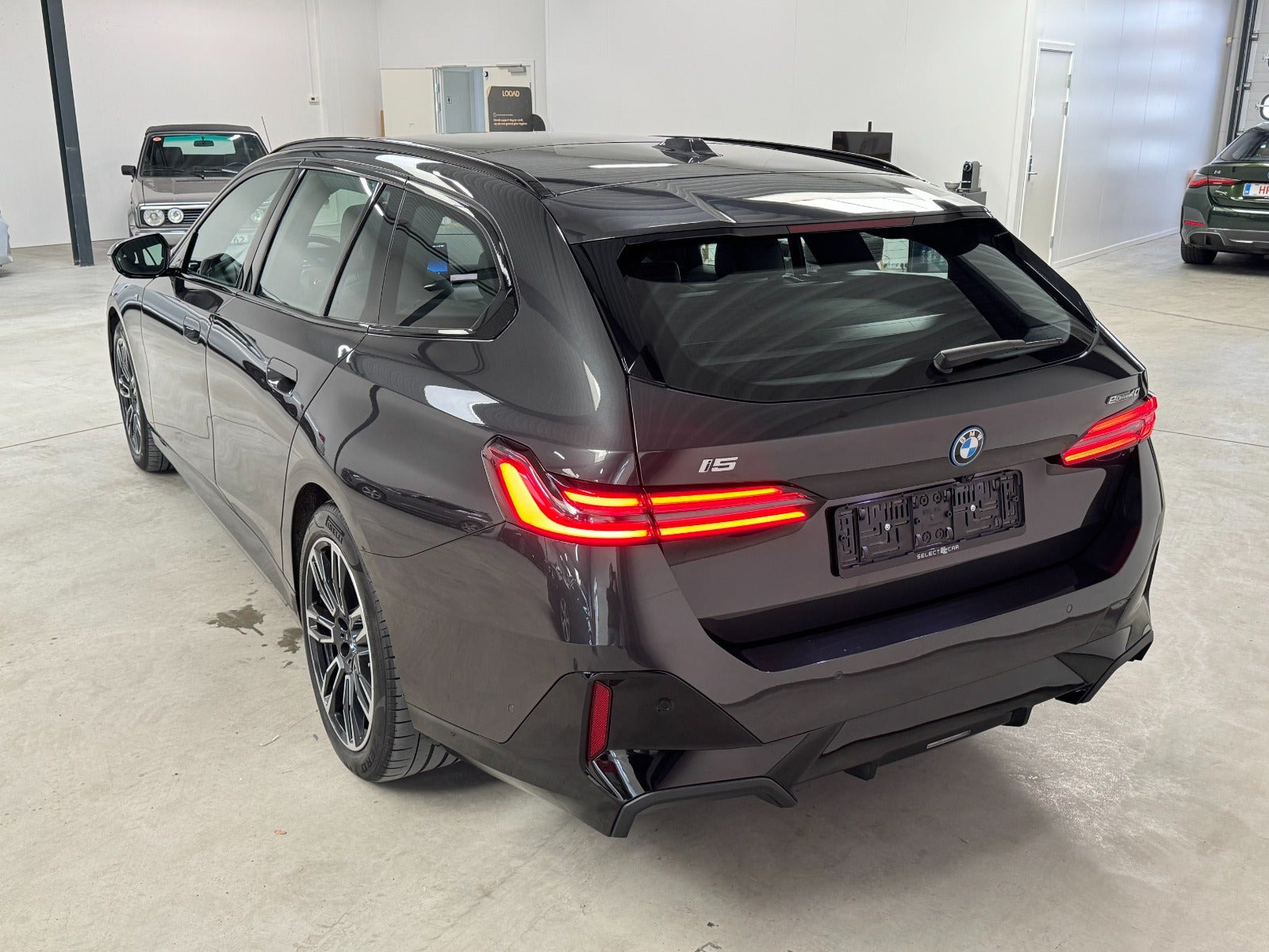 Grå BMW i5 fra 2025