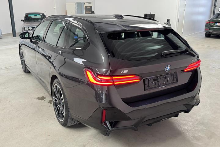 Grå BMW i5 fra 2025