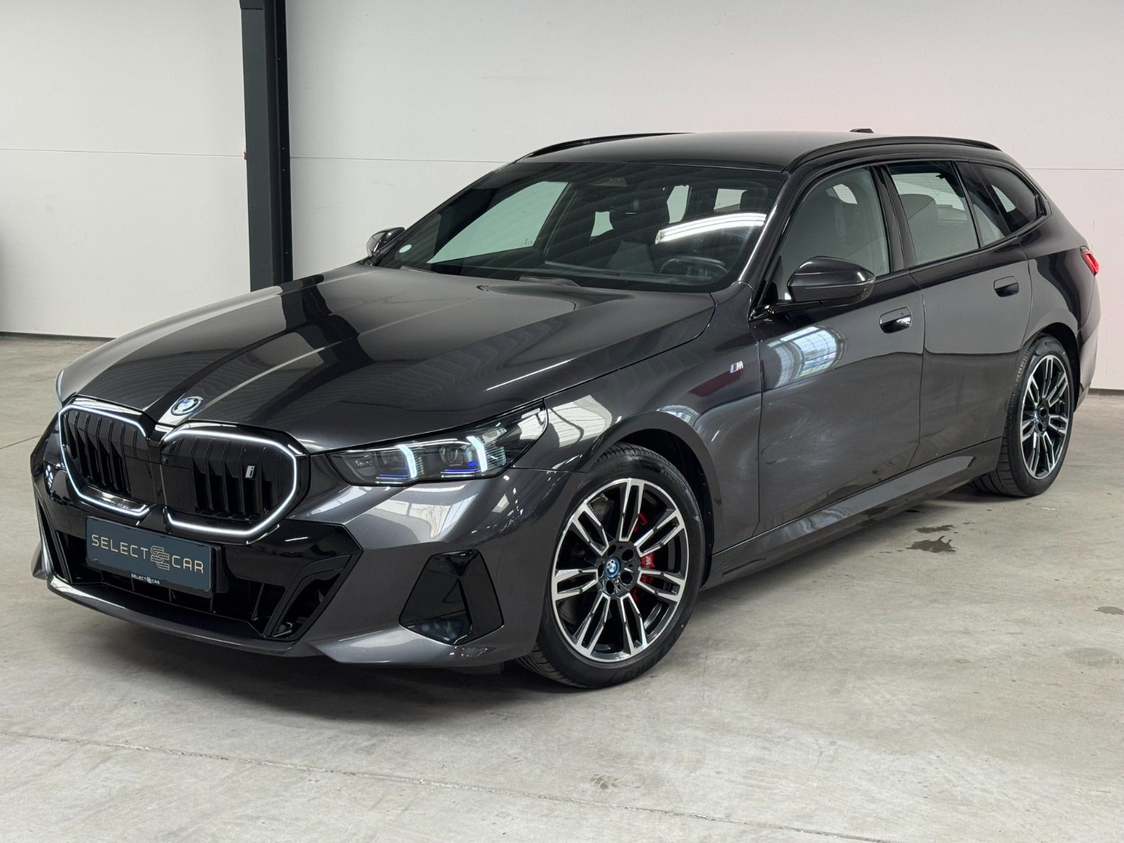 Grå BMW i5 fra 2025