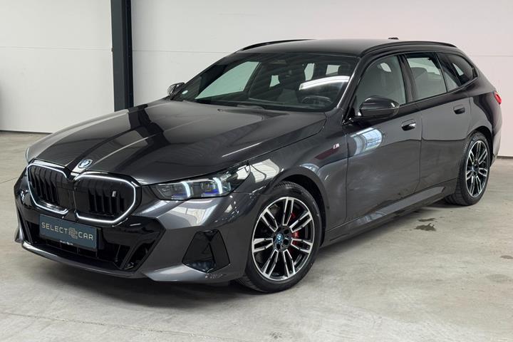 Grå BMW i5 fra 2025