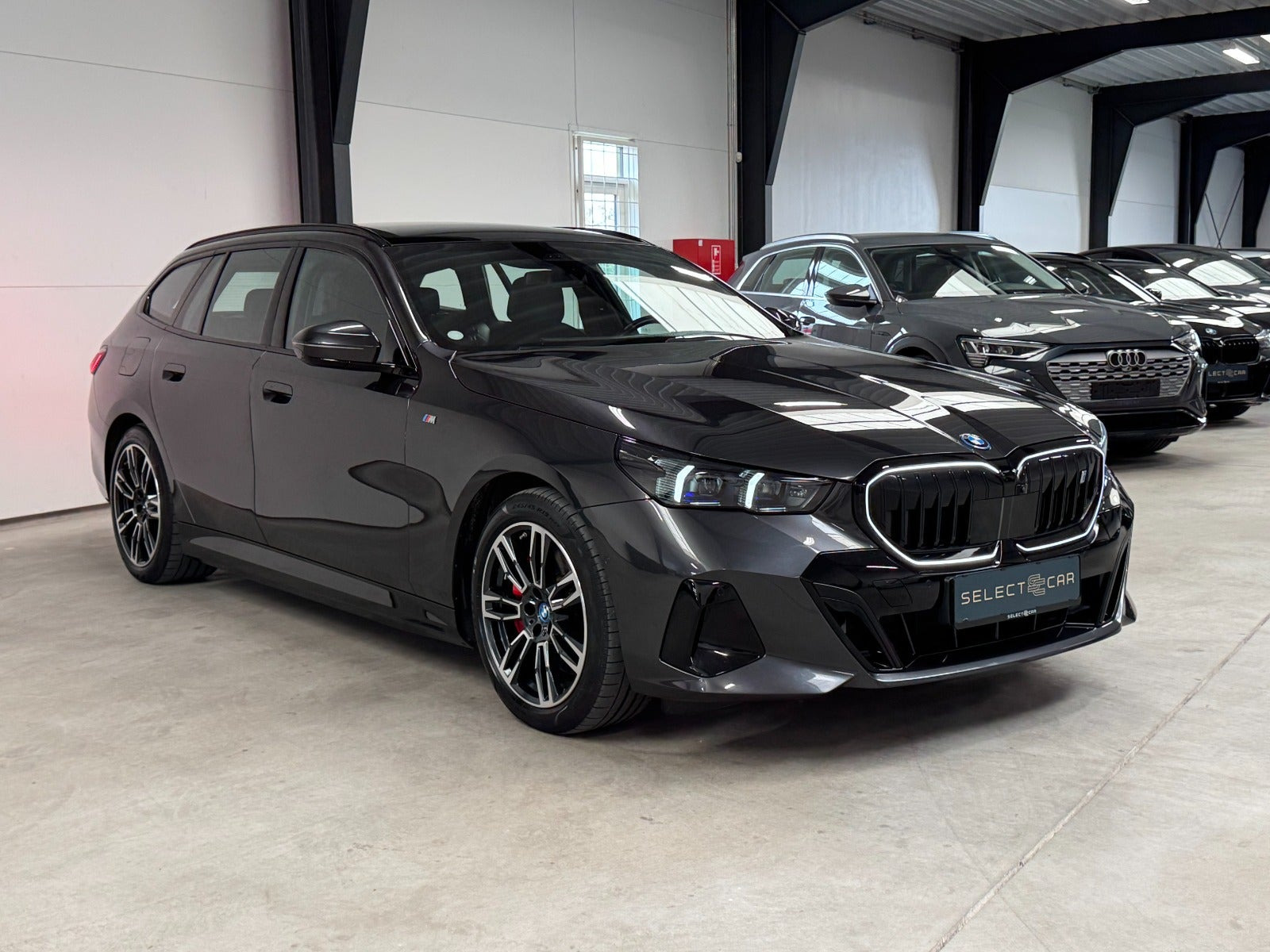 Grå BMW i5 fra 2025