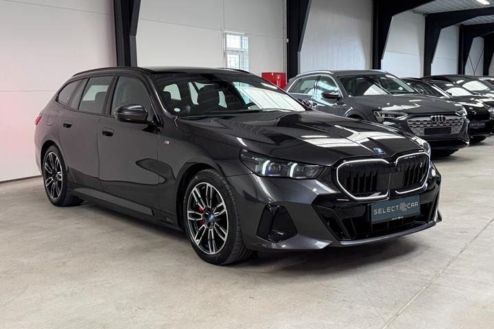 Grå BMW i5 fra 2025
