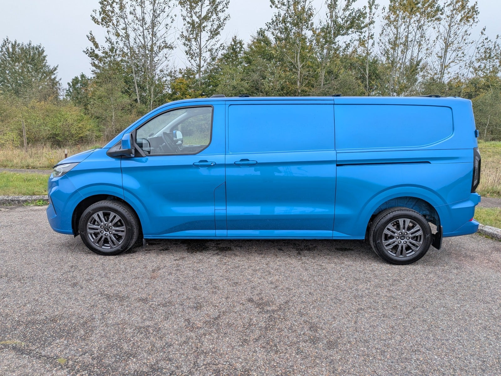 Blå Ford Transit Custom 300 L2 fra 2024