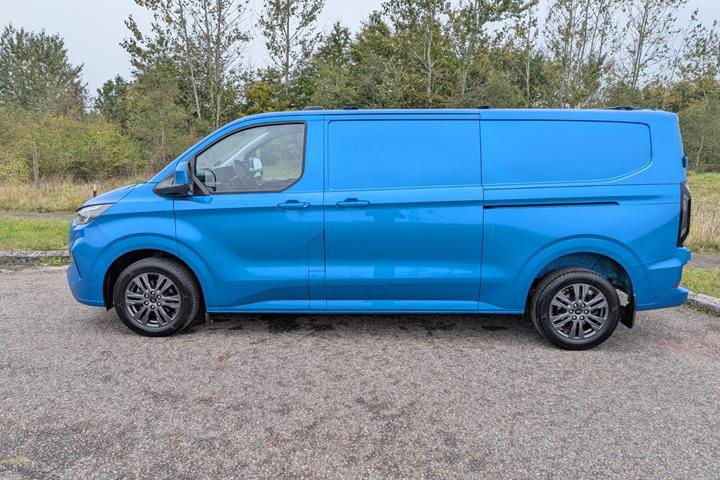 Blå Ford Transit Custom 300 L2 fra 2024