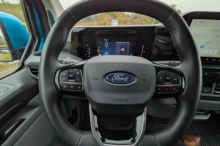 Blå Ford Transit Custom 300 L2 fra 2024