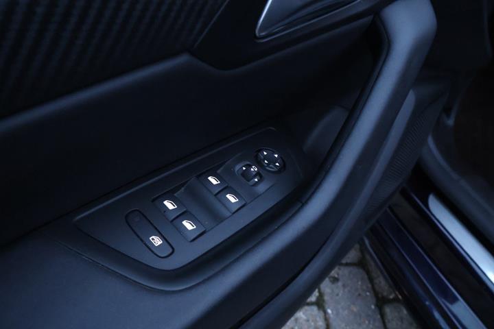 Blå Peugeot 508 fra 2022