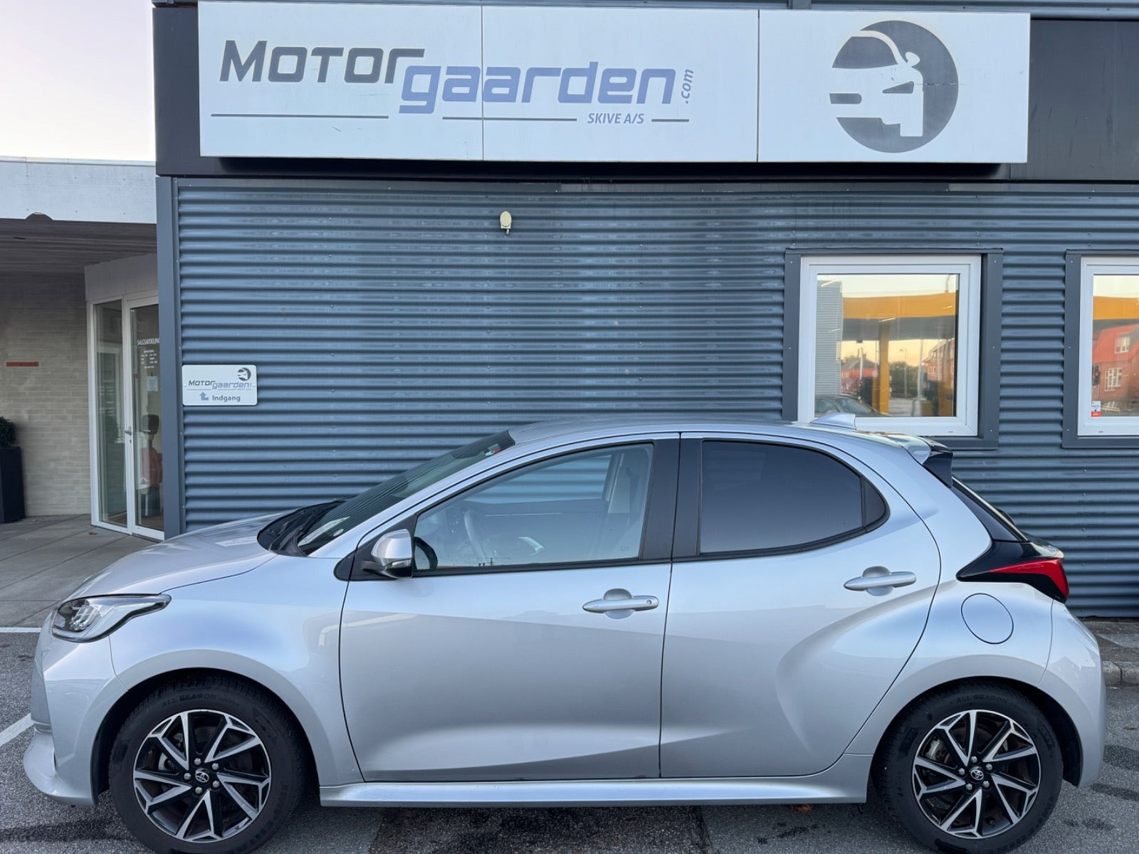 Sølv Toyota Yaris fra 2022