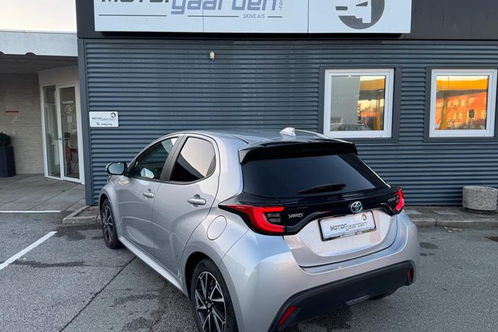 Sølv Toyota Yaris fra 2022