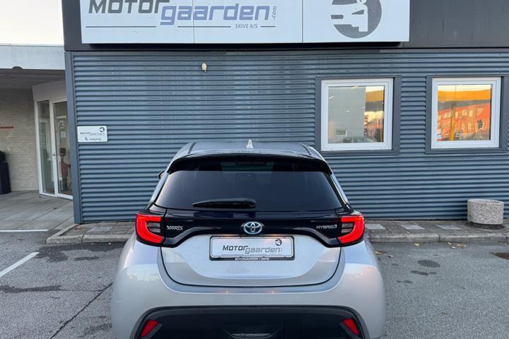 Sølv Toyota Yaris fra 2022