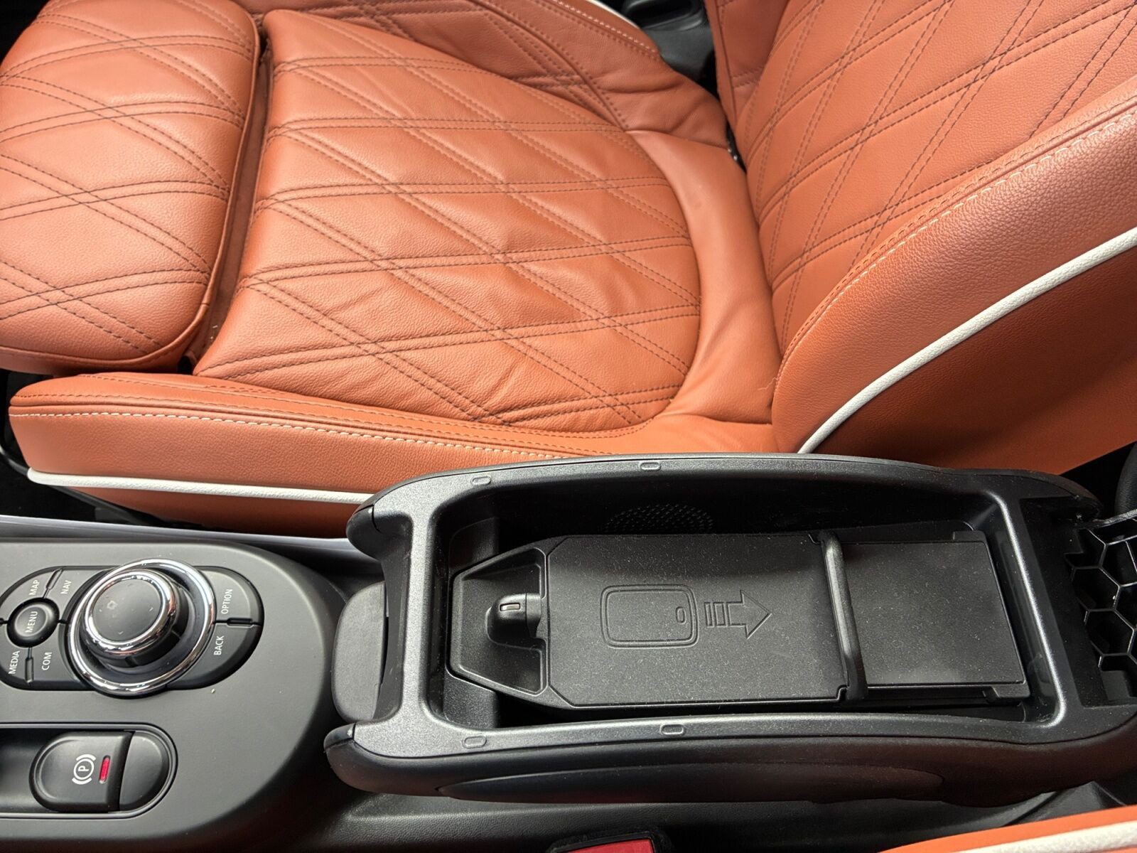 Hvid Mini Cooper fra 2023