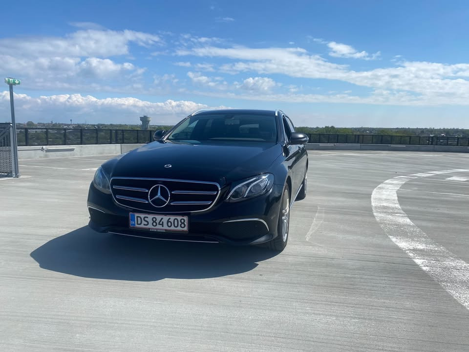 Sort Mercedes E300 de fra 2019