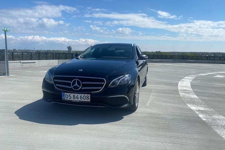Sort Mercedes E300 de fra 2019