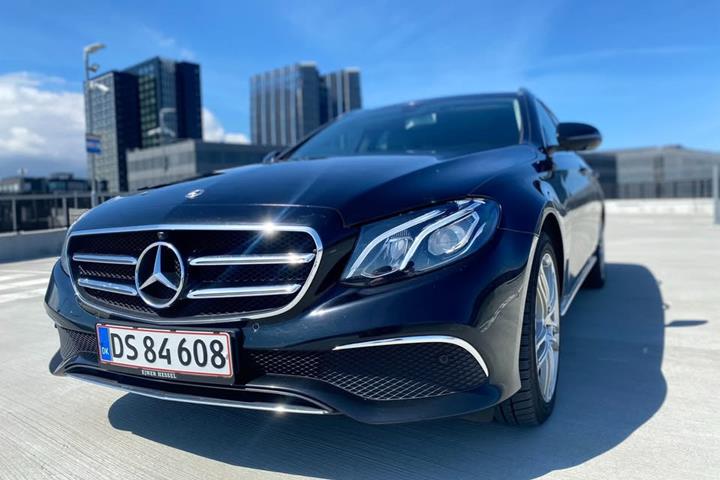 Sort Mercedes E300 de fra 2019