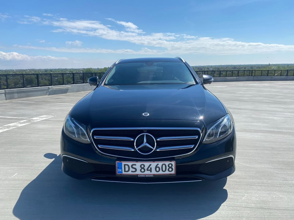 Sort Mercedes E300 de fra 2019