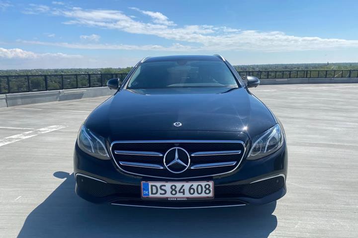 Sort Mercedes E300 de fra 2019