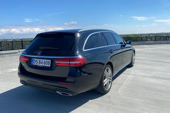 Sort Mercedes E300 de fra 2019
