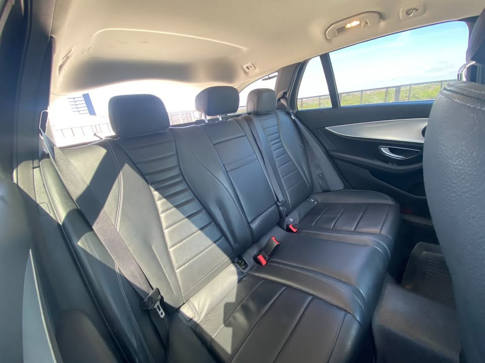 Sort Mercedes E300 de fra 2019