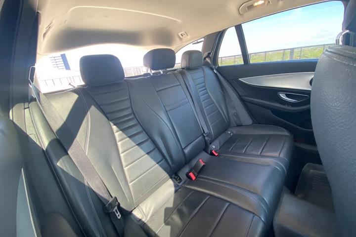 Sort Mercedes E300 de fra 2019