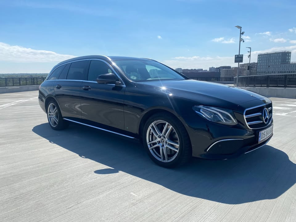Sort Mercedes E300 de fra 2019