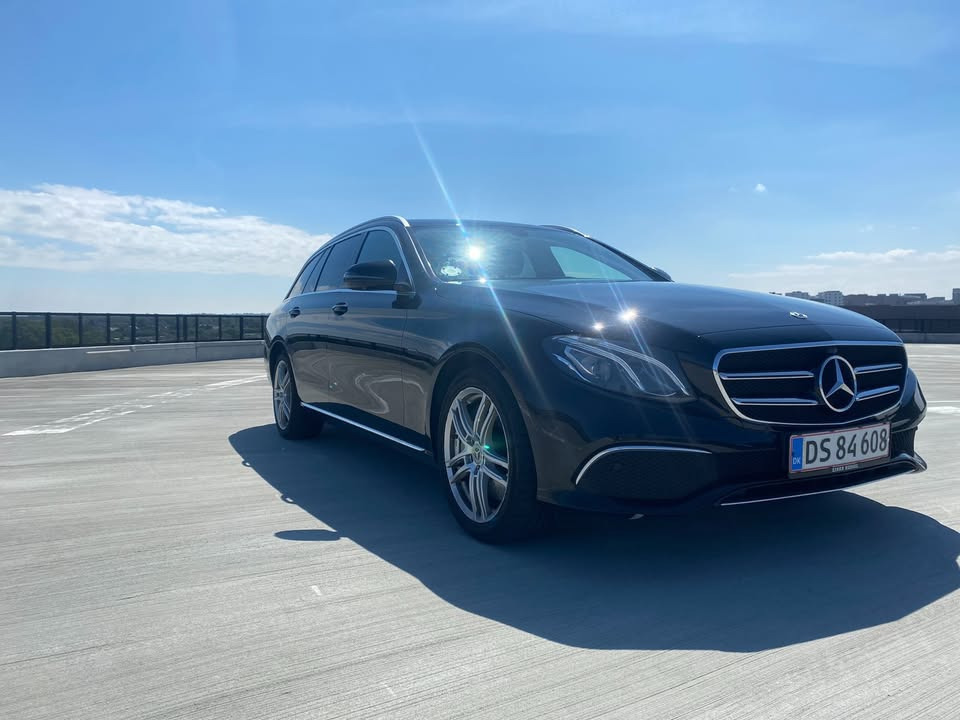 Sort Mercedes E300 de fra 2019