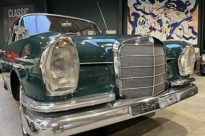 Grøn Mercedes 220 fra 1960