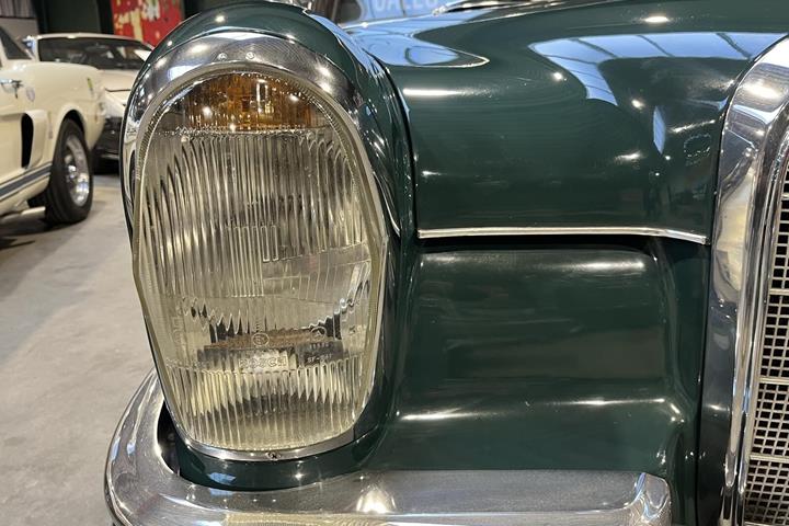 Grøn Mercedes 220 fra 1960