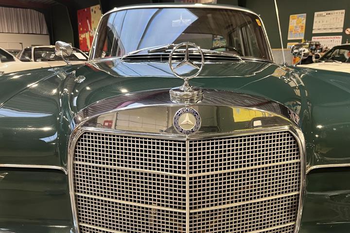 Grøn Mercedes 220 fra 1960