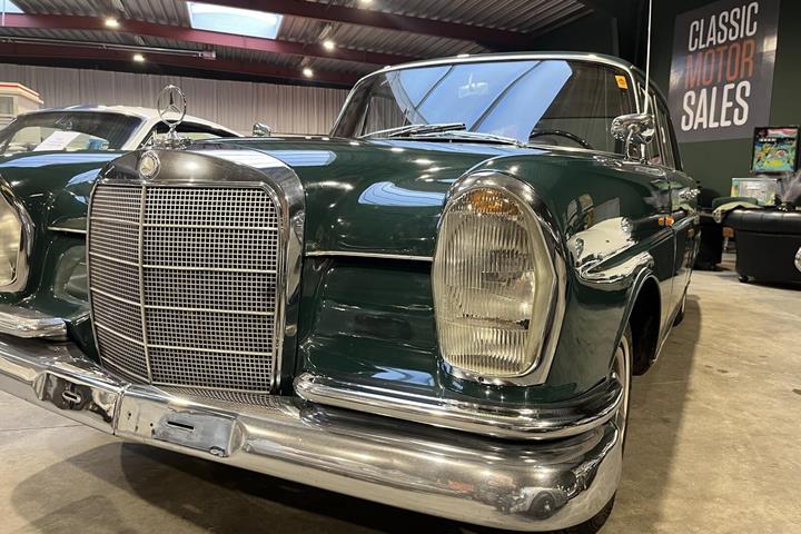 Grøn Mercedes 220 fra 1960