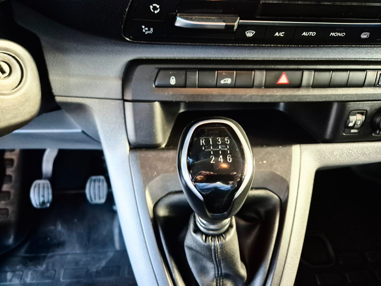 Hvid Peugeot Expert fra 2020