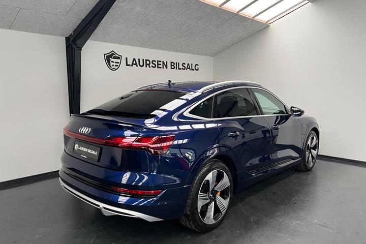 Blå Audi e-tron fra 2021