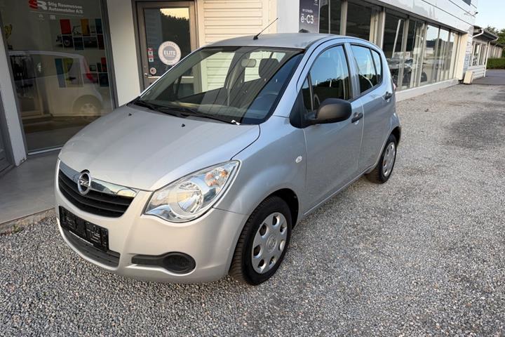Sølv Opel Agila fra 2010
