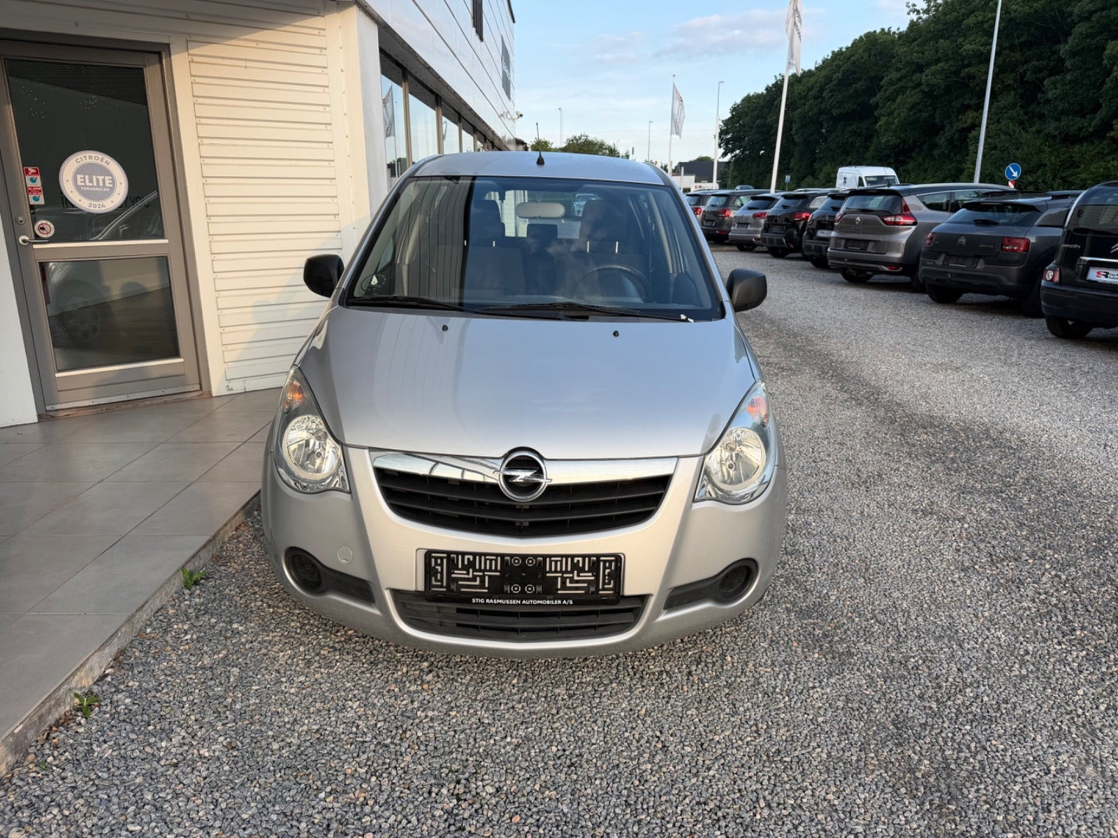 Sølv Opel Agila fra 2010