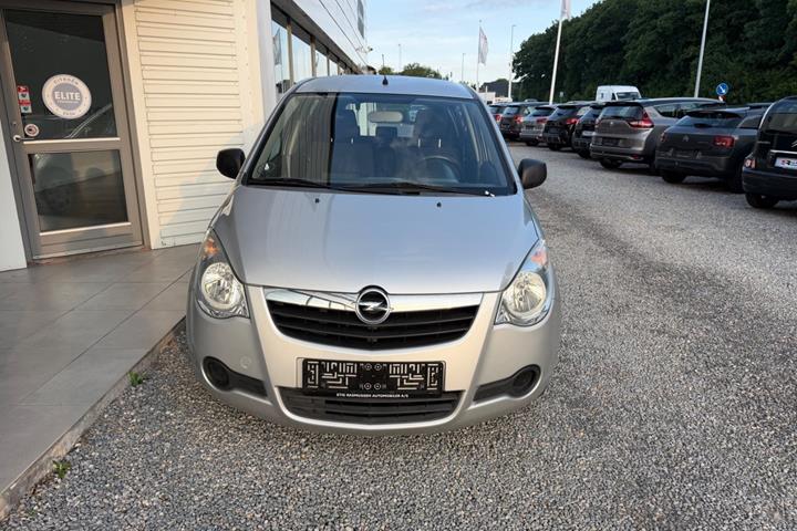 Sølv Opel Agila fra 2010